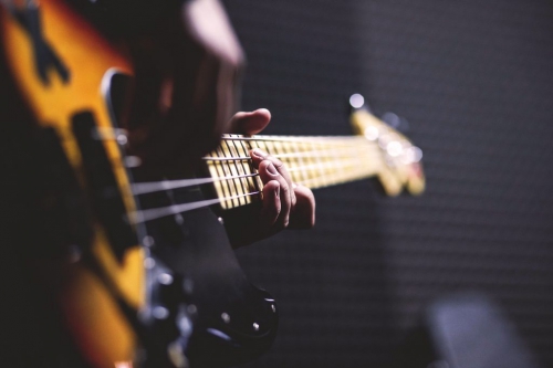 Basses, cordes, effets, accessoires, ... - La guitare basse, basse électrique ou simplement basse, est un instrument de musique à cordes conçu selon le même principe que la guitare électrique, mais avec une tessiture plus grave.